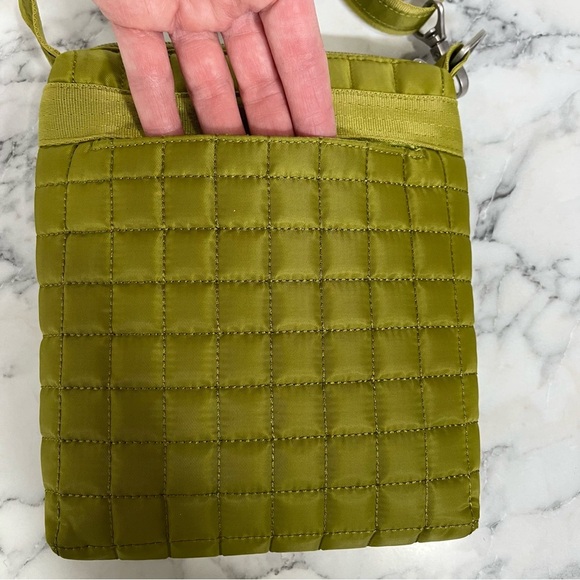 lug skipper crossbody RFID shoulder quilted green apple travel bag lightweight - Picture 4 of 11